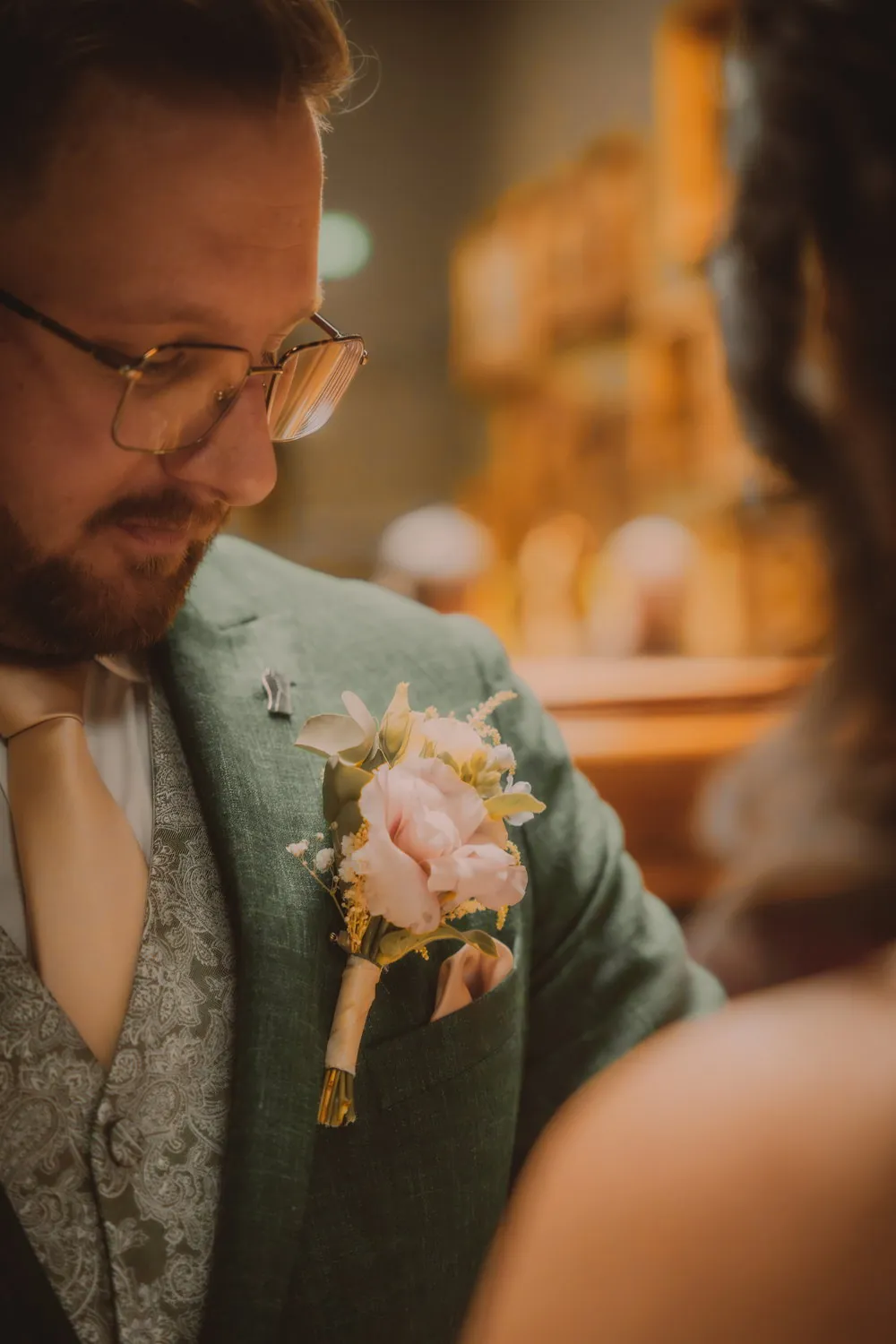 Close-up bruidegom corsage