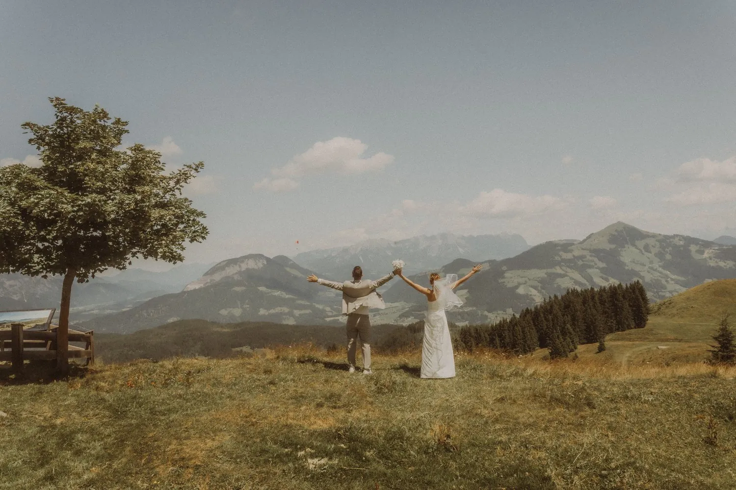 Dans les montagnes Couple bras levés dans les montagnes